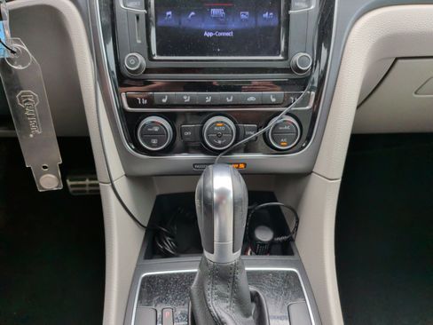 Used 2017 Volkswagen Passat 1.8T R-Line w/ R-Line Lighting Package image 27