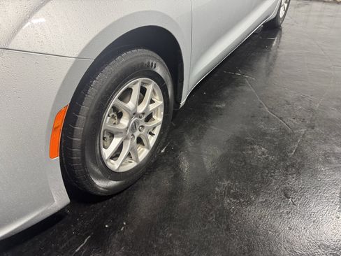 Used 2024 Chrysler Pacifica Touring-L image 11