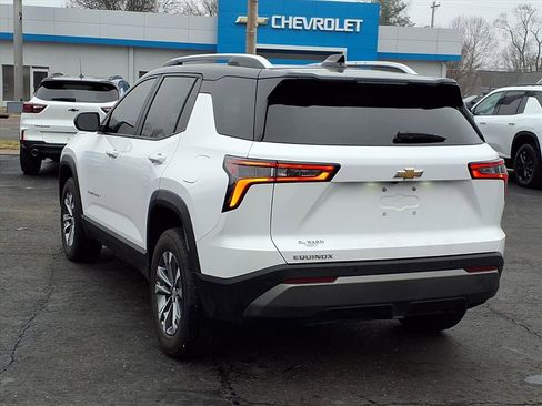 Used 2025 Chevrolet Equinox LT w/ Convenience Package II image 2