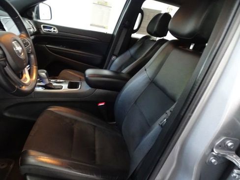 Used 2021 Jeep Grand Cherokee Laredo X AWD/4WD image 2