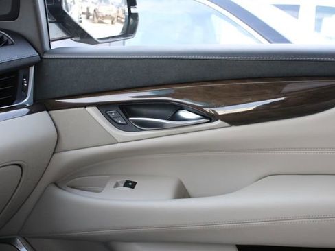 Used 2020 Cadillac Escalade ESV Luxury RWD image 24