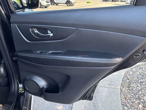 Used 2017 Nissan Rogue SV FWD image 31