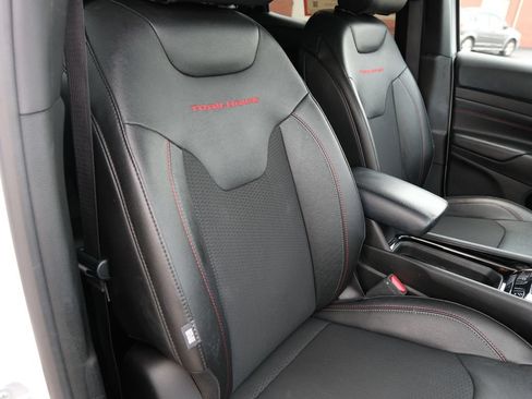 Used 2025 Jeep Compass Trailhawk AWD/4WD image 30