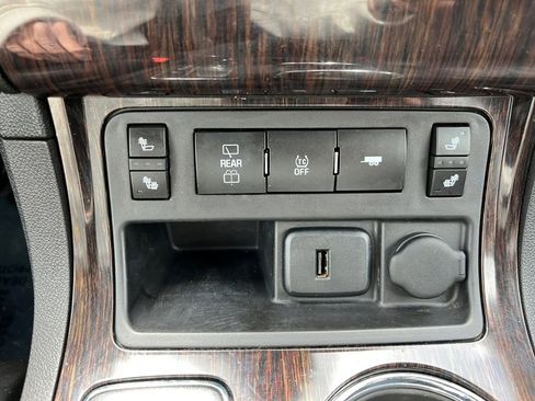 Used 2016 Chevrolet Traverse LT w/ Style and Technology Package FWD image 13