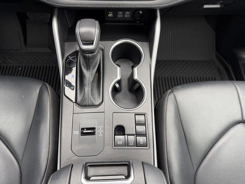 Certified 2023 Toyota Highlander XLE image 26