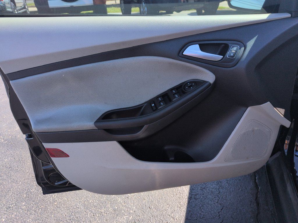 Used 2018 Ford Focus SE w/ SE Appearance Package FWD image 10