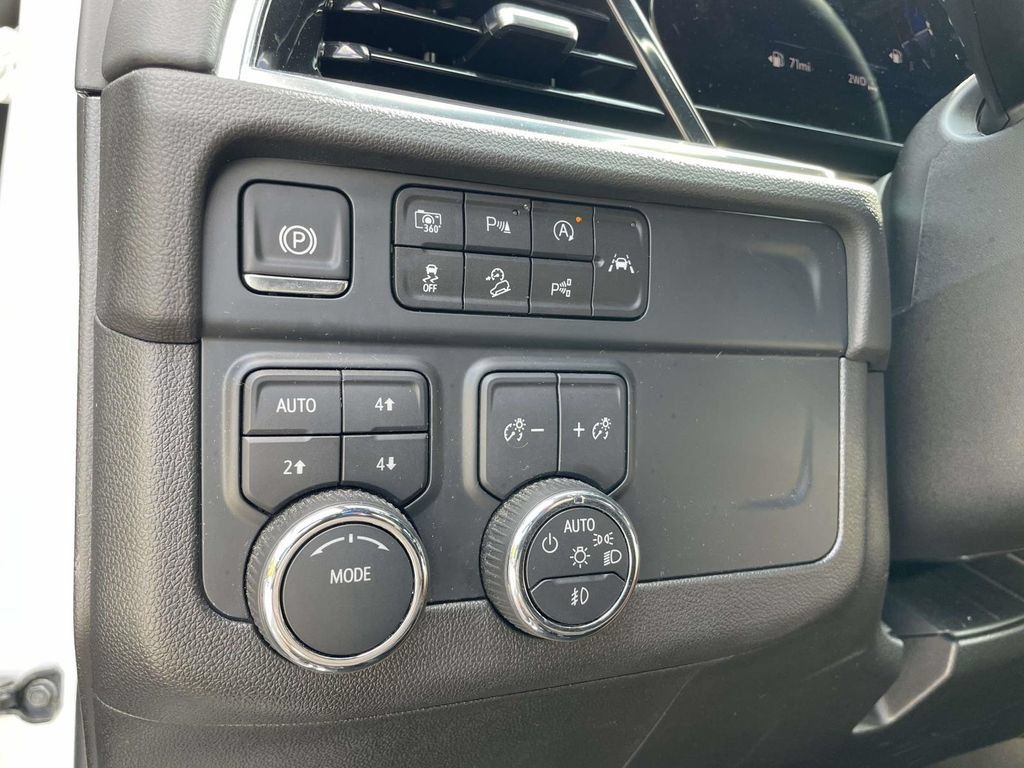 Used 2025 Chevrolet Suburban Z71 AWD/4WD image 27