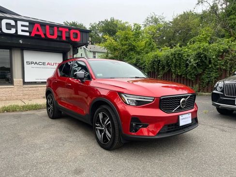 Used 2023 Volvo XC40 B5 Plus w/ Driver Assist Package image 8