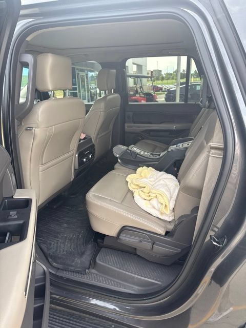 Used 2019 Ford Expedition Max XLT w/ Equipment Group 202A AWD/4WD image 16
