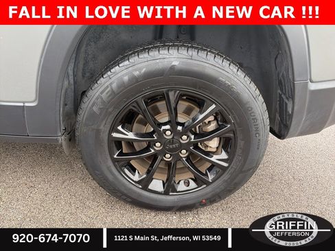 Used 2023 Jeep Cherokee Altitude Lux image 15