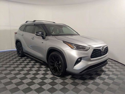 Used 2021 Toyota Highlander XLE FWD image 3