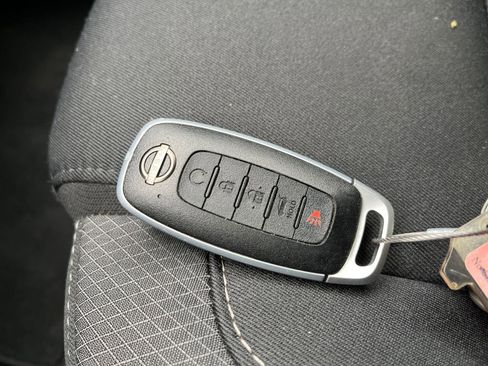 Used 2025 Nissan Pathfinder SV image 21