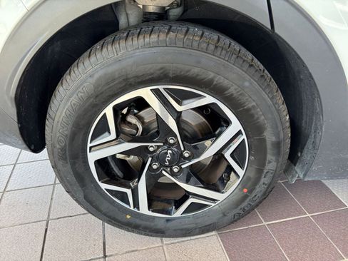 Used 2025 Kia Sportage LX FWD image 29