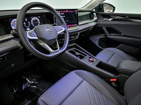 Certified 2025 Volkswagen Tiguan SE w/ Panoramic Sunroof Package AWD/4WD image 6