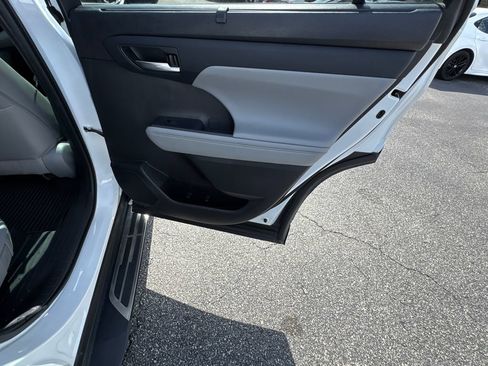 Used 2022 Toyota Highlander XLE FWD image 16