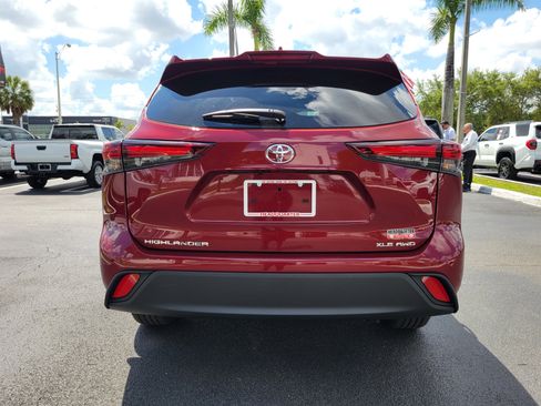 Used 2026 Toyota Highlander XLE image 10