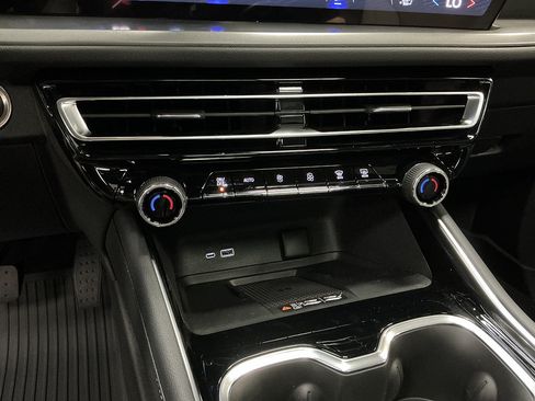 New 2026 Chevrolet Traverse LT w/ Sun and Wheel Package AWD/4WD image 16