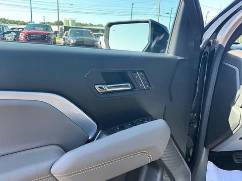 Used 2025 Chevrolet Colorado ZR2 w/ Technology Package AWD/4WD image 13