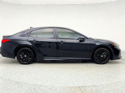 Used 2025 Toyota Camry SE image 4