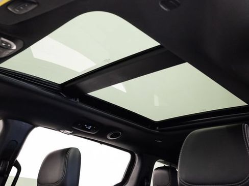 Used 2025 Chrysler Pacifica Limited FWD image 9