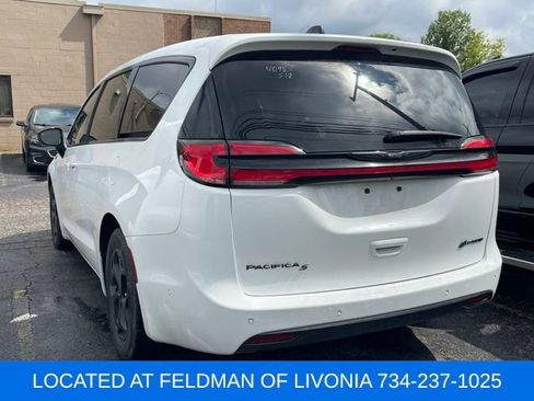 Used 2024 Chrysler Pacifica Limited FWD image 2