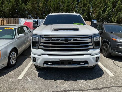 Used 2024 Chevrolet Silverado 2500 High Country w/ High Country Premium Package AWD/4WD image 2