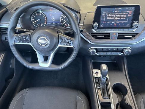 Used 2025 Nissan Altima 2.5 SV FWD image 14