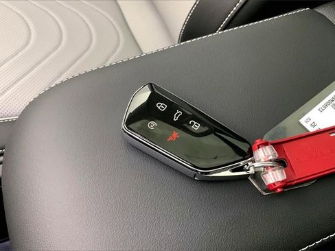 Used 2025 Volkswagen Tiguan SE w/ Panoramic Sunroof Package image 11