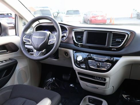 Used 2024 Chrysler Voyager LX image 13