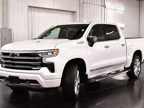 Used 2023 Chevrolet Silverado 1500 High Country w/ Technology Package AWD/4WD image 3