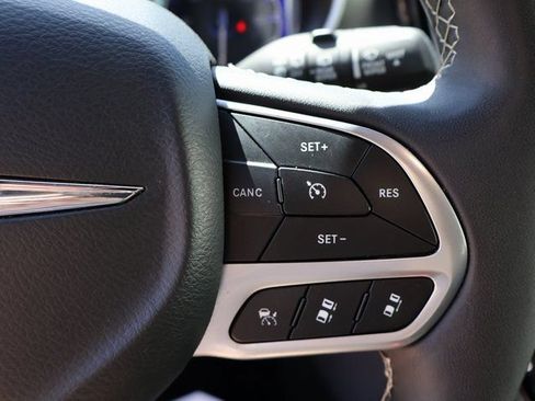 Used 2025 Chrysler Pacifica Select FWD image 37