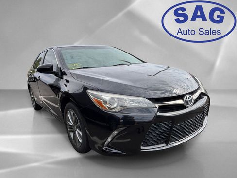 Used 2017 Toyota Camry SE w/ Moonroof Package FWD image 2