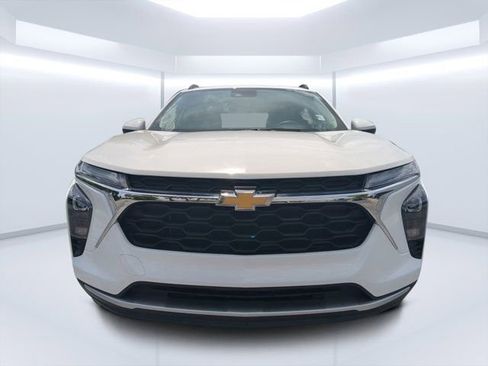 Used 2025 Chevrolet Trax LT w/ LT Convenience Package FWD image 8