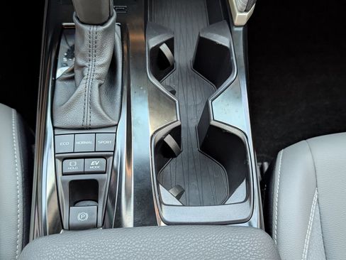 Used 2025 Toyota Camry SE FWD image 9