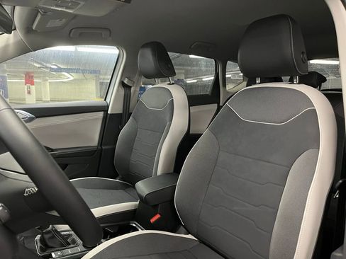 New 2025 Volkswagen Taos SE image 18