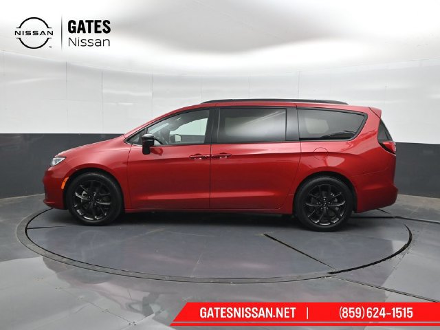 Used 2025 Chrysler Pacifica Limited FWD image 7
