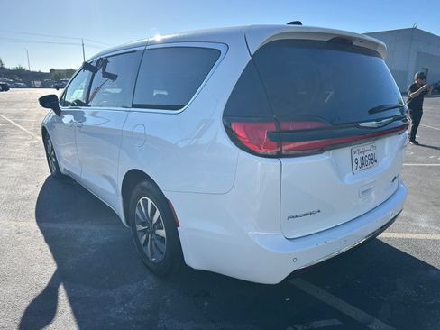 Used 2023 Chrysler Pacifica Touring-L FWD image 3
