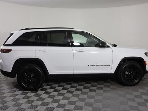 Used 2024 Jeep Grand Cherokee Altitude AWD/4WD image 9