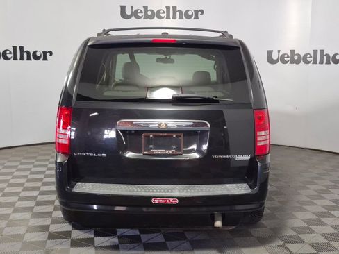 Used 2009 Chrysler Town & Country Touring FWD image 7