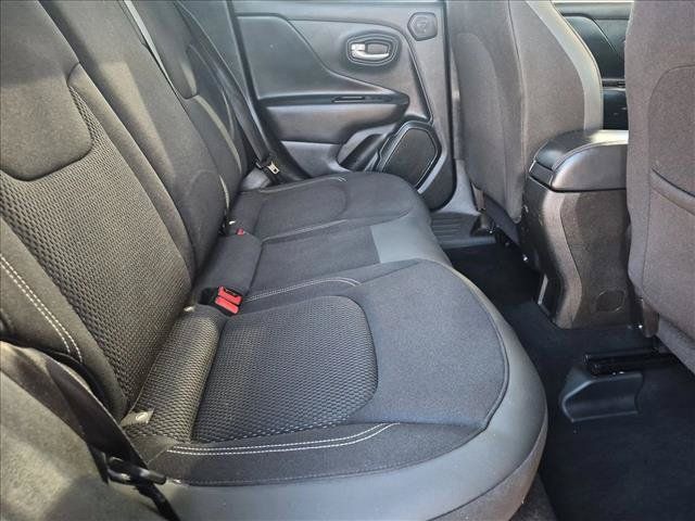 Used 2023 Jeep Renegade Latitude w/ Sun/Sound Group AWD/4WD image 24