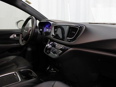 Used 2020 Chrysler Pacifica Touring-L Plus w/ S Appearance Package image 27