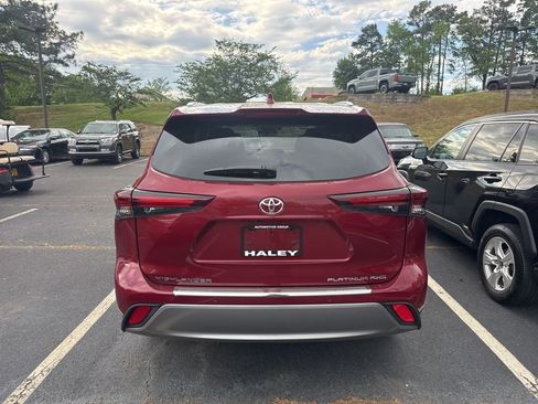 Used 2024 Toyota Highlander Platinum AWD/4WD image 5