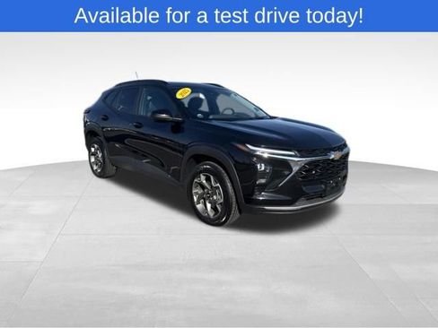 Used 2025 Chevrolet Trax LT w/ LT Convenience Package FWD image 3