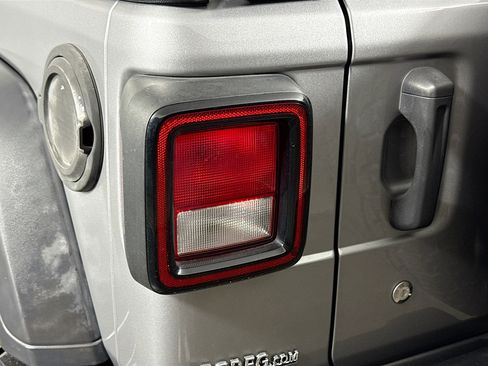 Used 2018 Jeep Wrangler Unlimited Sport S image 36