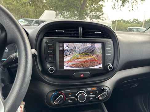 Used 2025 Kia Soul LX w/ LX Technology Package FWD image 22