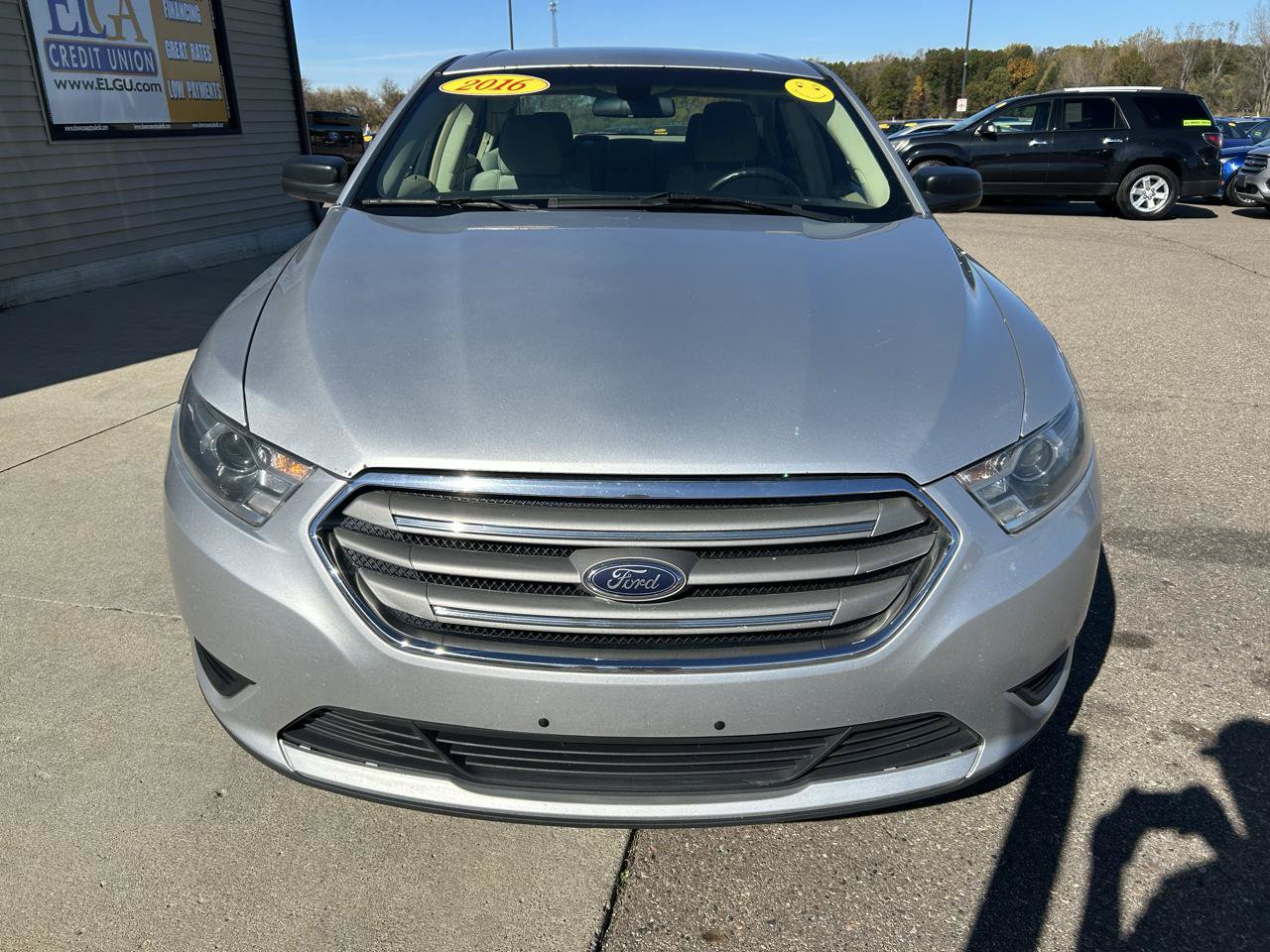 Used 2016 Ford Taurus SE FWD image 2