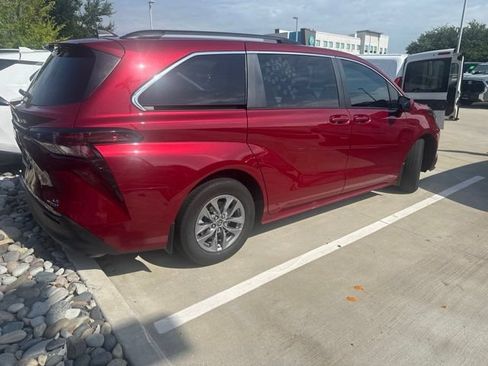 Used 2023 Toyota Sienna LE FWD image 3