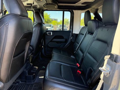Used 2019 Jeep Wrangler Unlimited Sahara AWD/4WD image 10