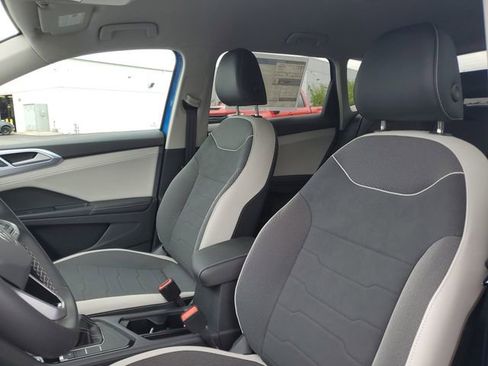 New 2025 Volkswagen Taos SE image 10