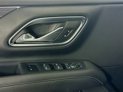 Used 2024 GMC Yukon XL SLT w/ SLT Luxury Package image 12